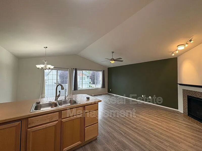 3 bed, 2.0 bath, 1439 sqft, $2,700 — Photo 4