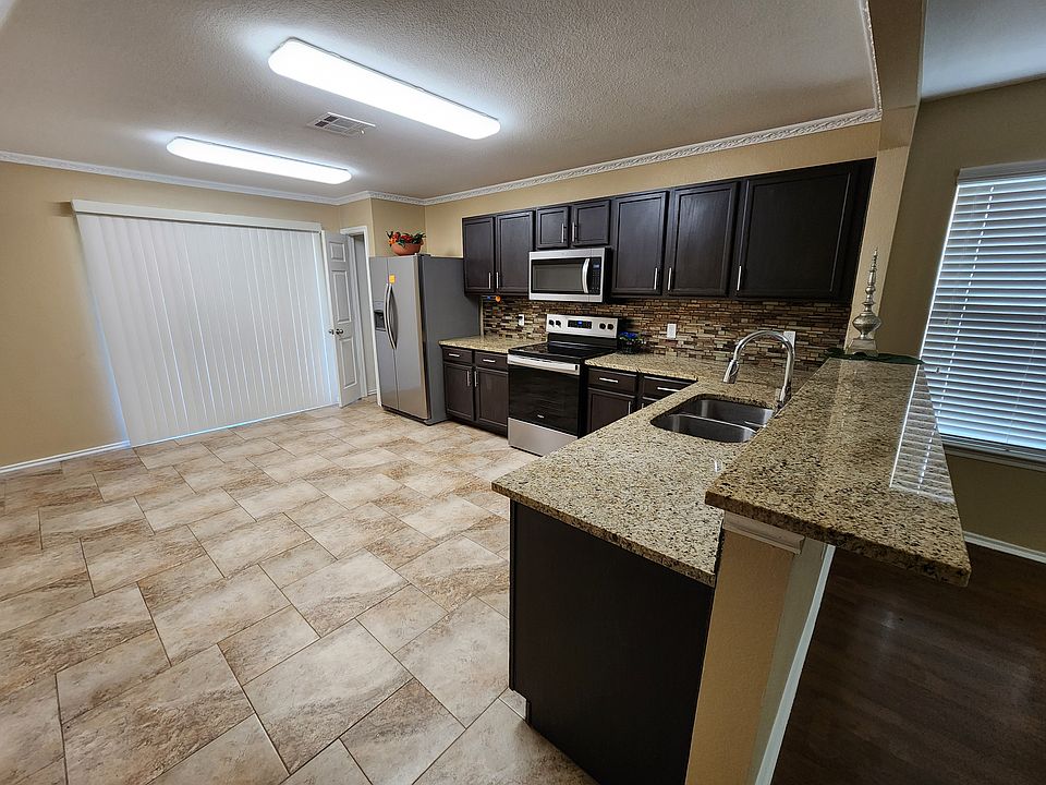 KITCHEN WITH GRANITE COUNTERTOPS