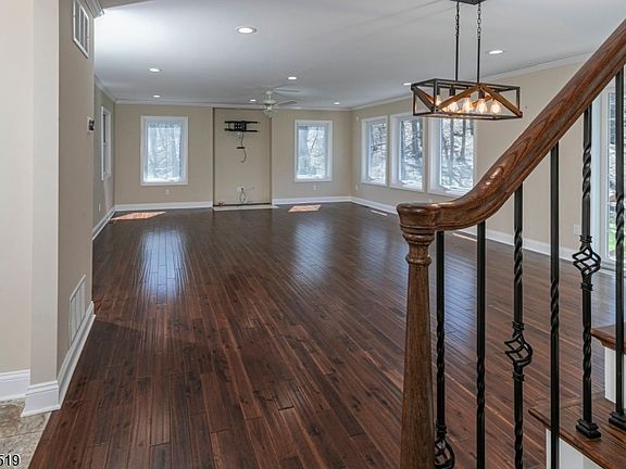 5th image of 310 Hollow Rd