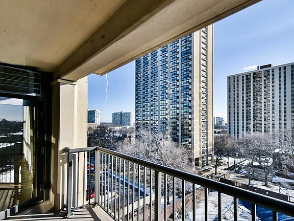 5th image of 2605 S Indiana Ave Unit 707