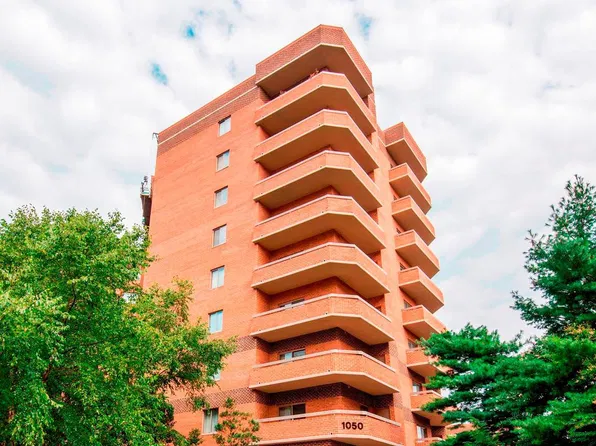 1050 N Stuart St APT 402, Arlington, VA 22201