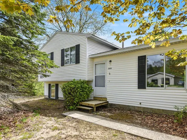 3880 Whispering Oaks Dr, Traverse City, MI 49696
