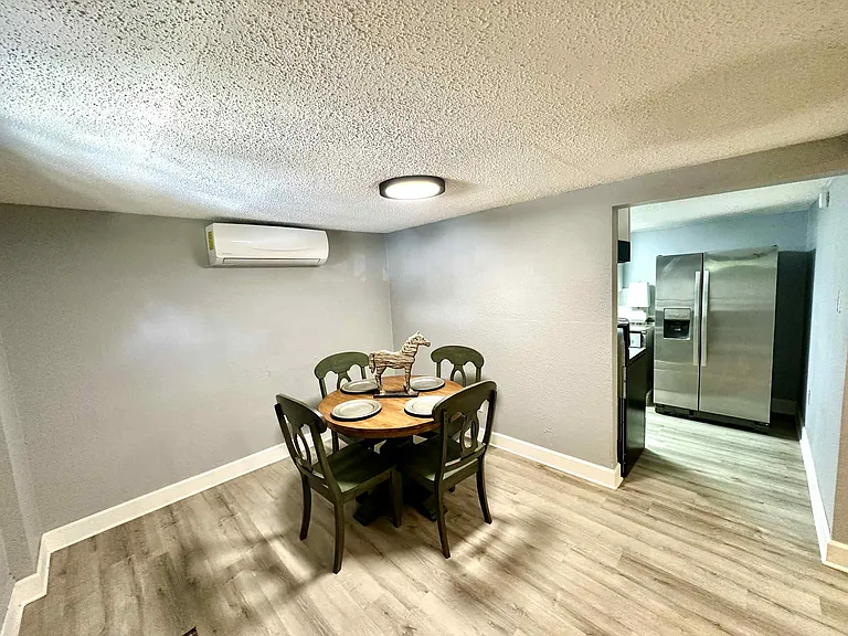 1511 N Summit Ave #4 — Photo 6