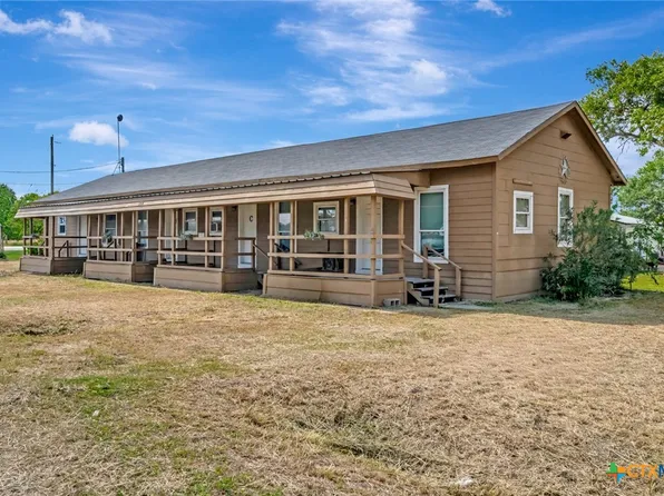 103 5th St, Seadrift, TX 77983