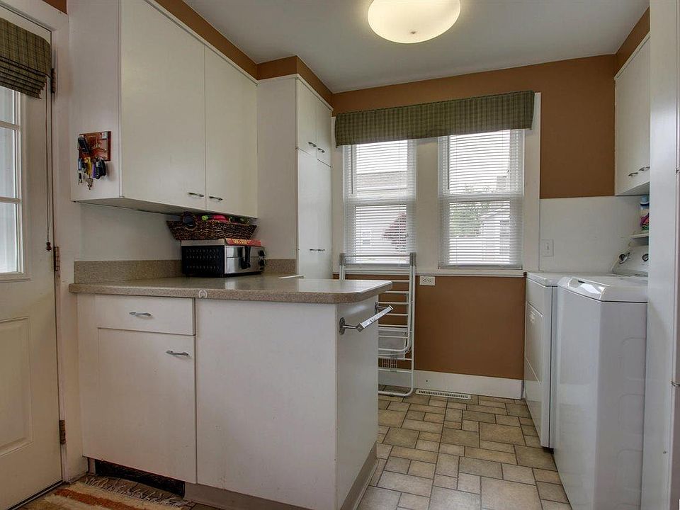 2nd image of 2055 Elm St