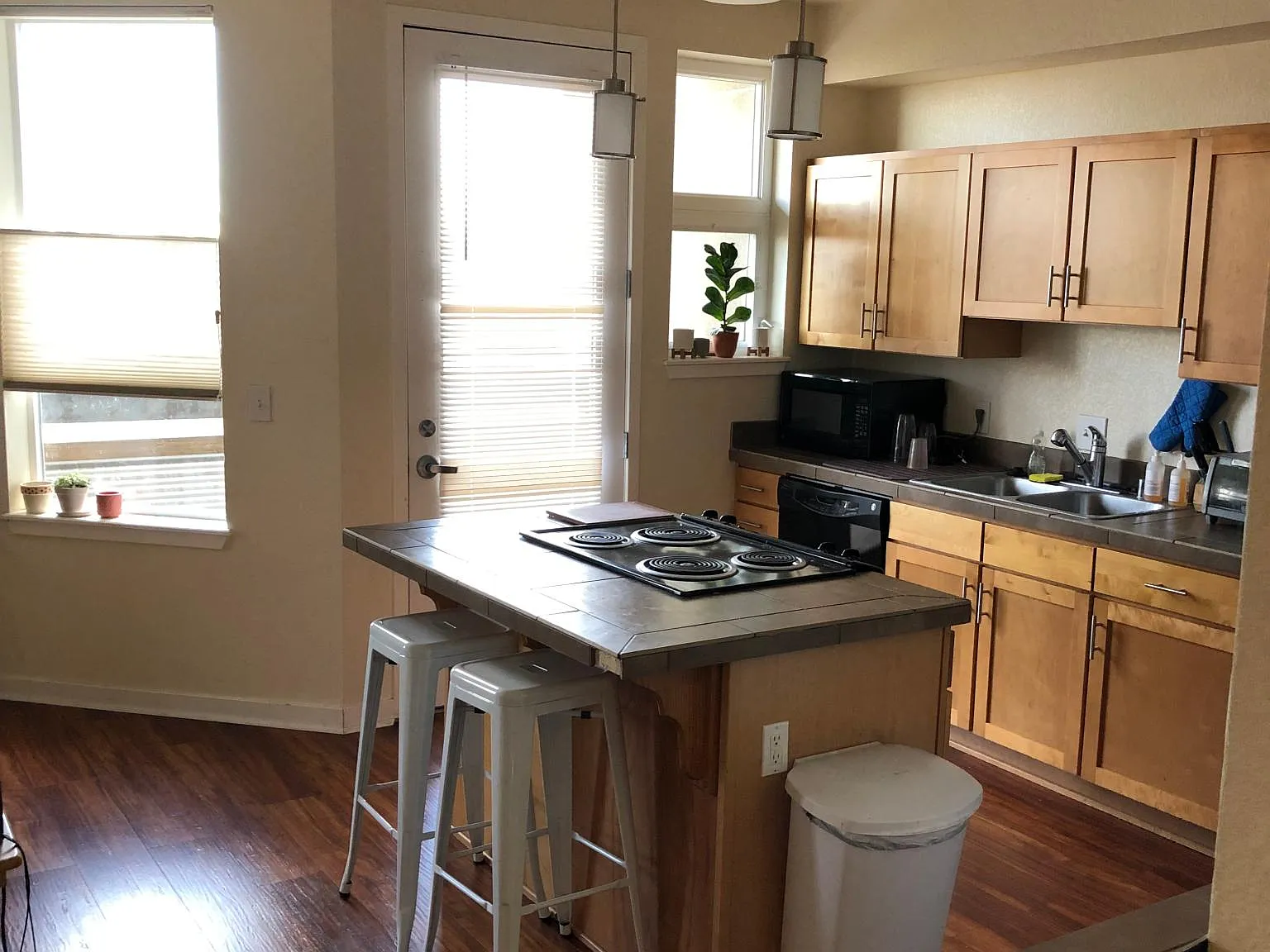 2 bed, 2.5 bath, 1320 sqft, $2,400 — Photo 2