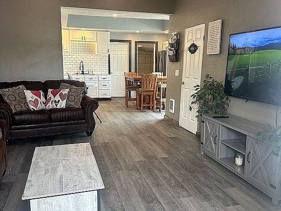 5th image of 608 Bash St