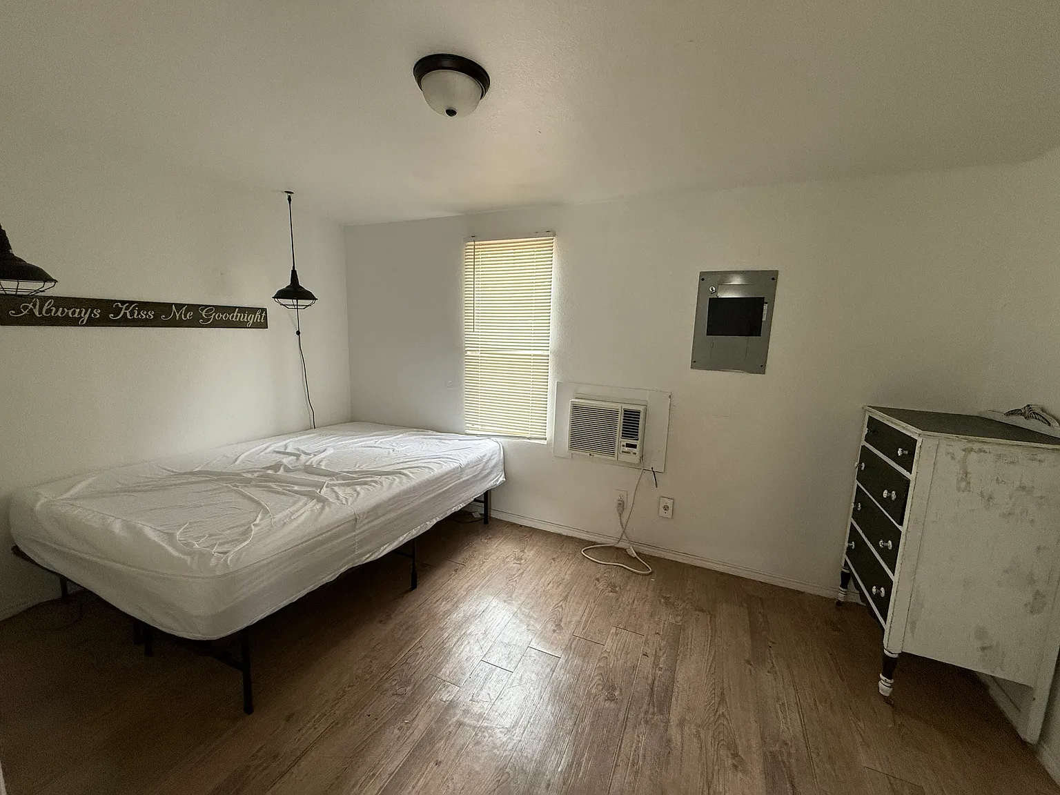 1 bed, 400 sqft, $950 — Photo 2