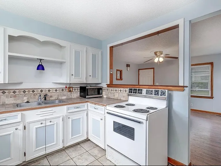 312 S Poplar St — Photo 3