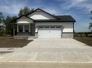 260 Knoll Ridge Dr, Hills, IA 52235