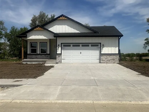 260 Knoll Ridge Dr, Hills, IA 52235