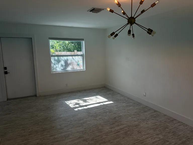 35 SW 6th St #2 — Photo 12