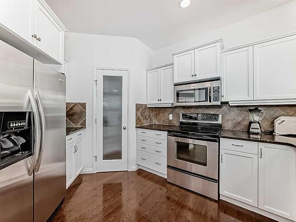 3rd image of 27 E Aspen Hills Close SW