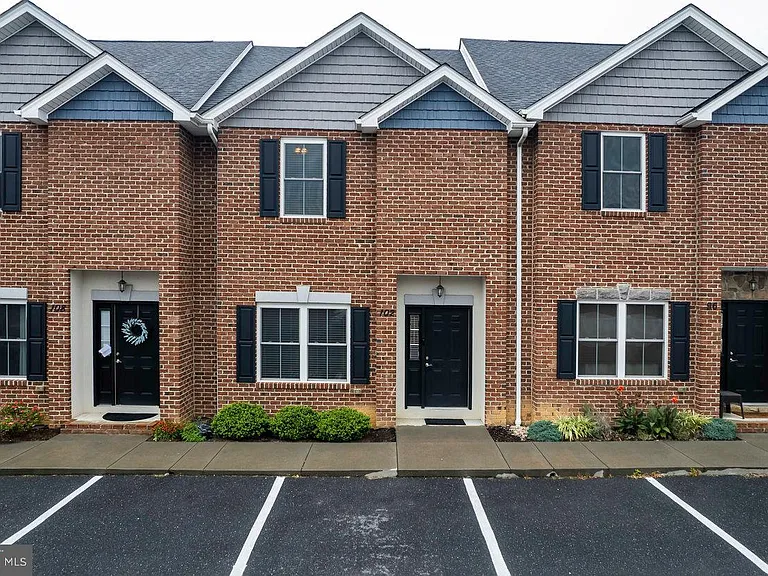 102 Cedar Point Ln — Photo 1