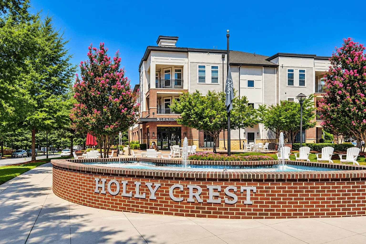 Holly Crest Apartments — Photo 1