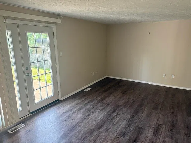 3 bed, 1.5 bath, $1,300 — Photo 3