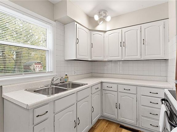 3rd image of 2517 Glen Ln