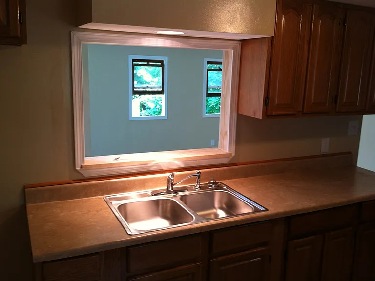 1076 W Market Streetsingle Family Home — Photo 4