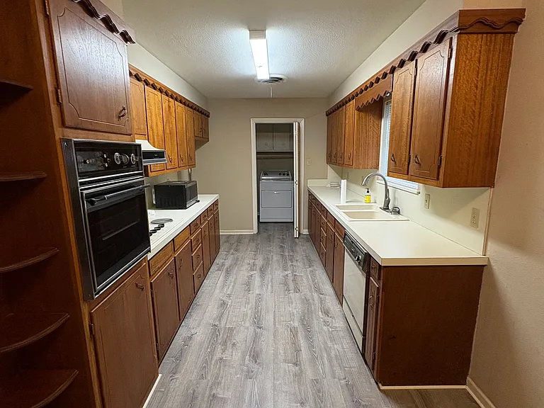2051 N Woodland St — Photo 7