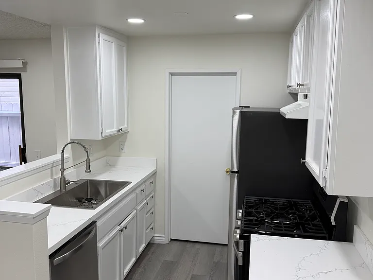 537 W Broadway #101 — Photo 9