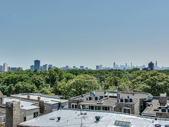 2nd image of 4421 N Clark St #404
