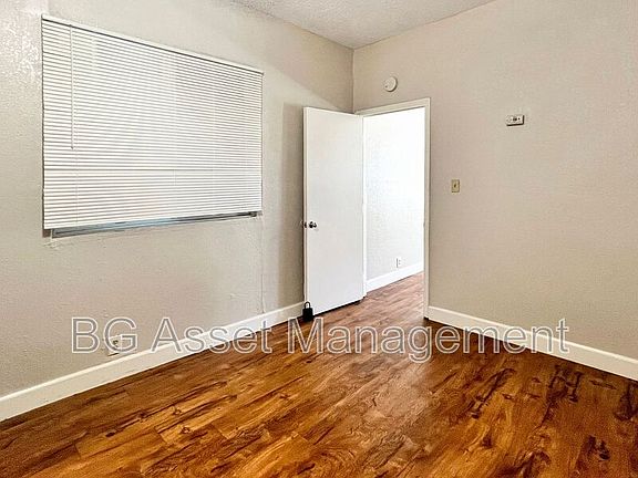 5th image of 916 Marin St