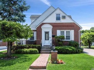154 Nugent St, New Hyde Park, NY 11040