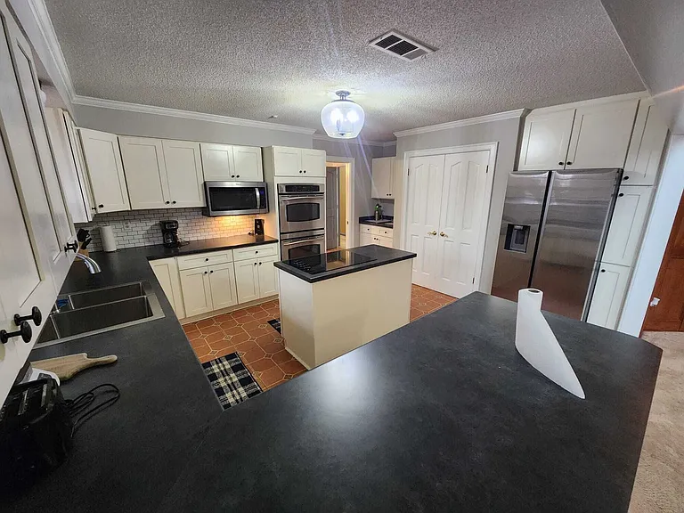 8220 Hunters Creek Dr — Photo 43