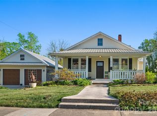 416 3rd Ave W, Hendersonville, NC 28739