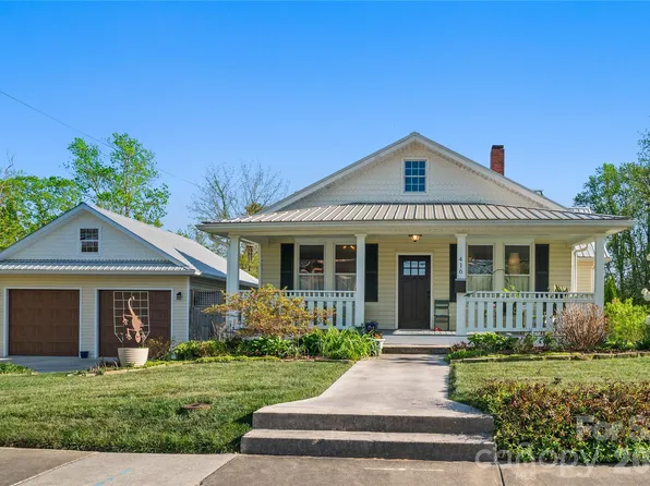 416 3rd Ave W, Hendersonville, NC 28739