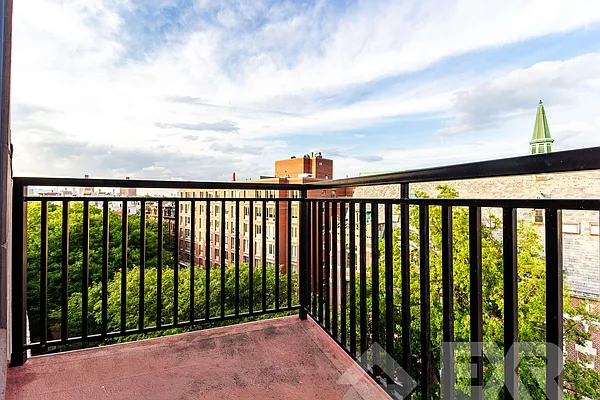 Rented by EXR | media 18