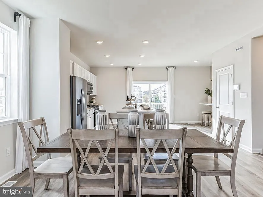 3 bed, 2.5 bath, 1980 sqft, $3,100 — Photo 3