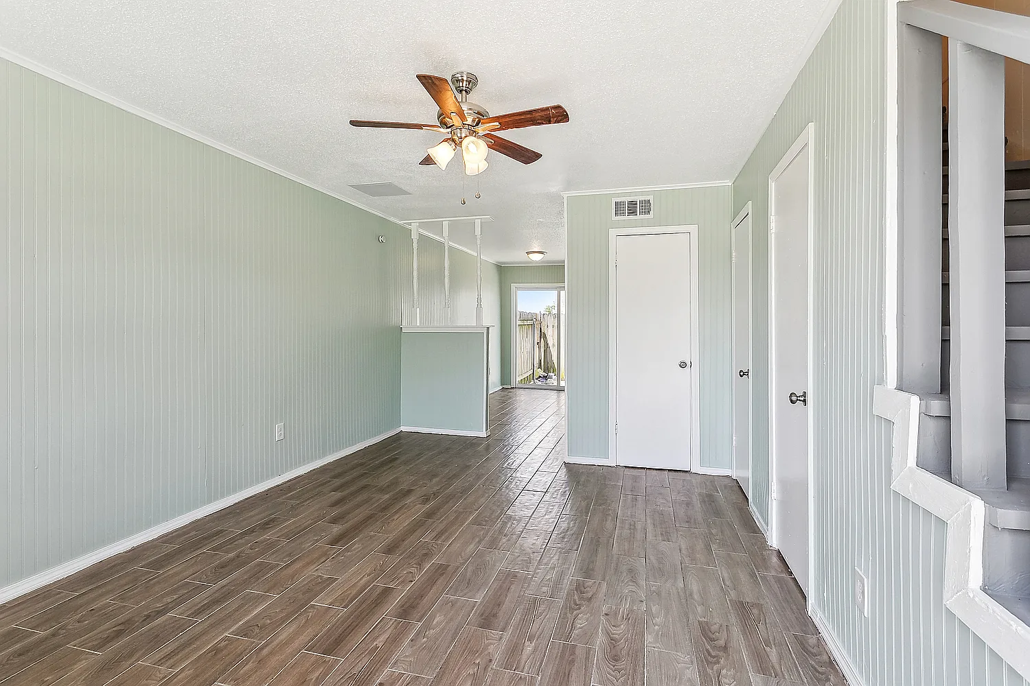 2 bed, 1.5 bath, 1020 sqft, $1,150 — Photo 3