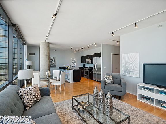 5th image of 860 W Blackhawk St Unit 1005