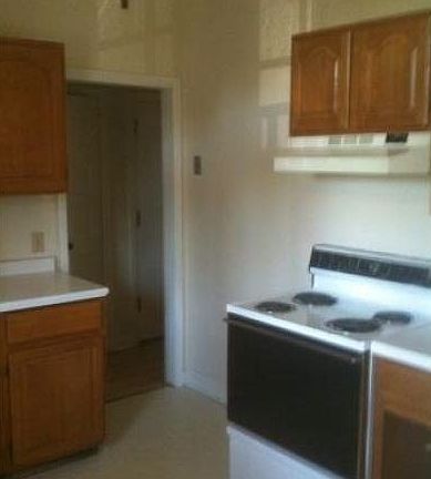 Deccent kitchen with lots of light