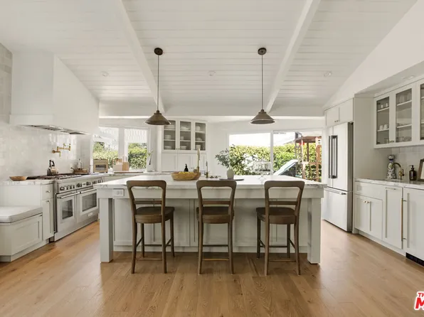 18829 Sylvan St, Reseda, CA 91335