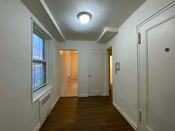 3rd image of 140-18 Burden Cres #17
