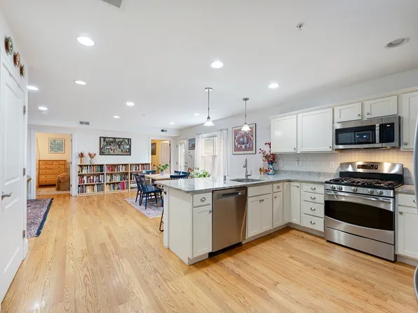 865 Lagrange St Unit 2, Boston, MA 02132
