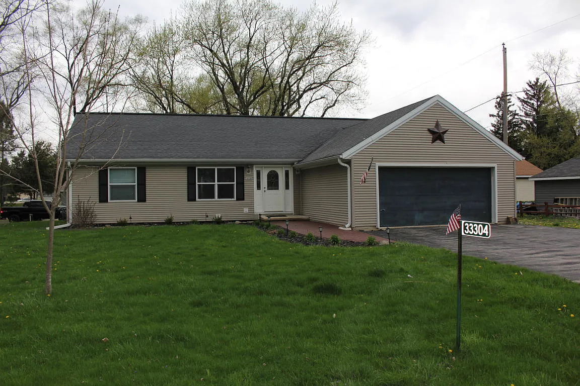 33304 Clarence St photo 1