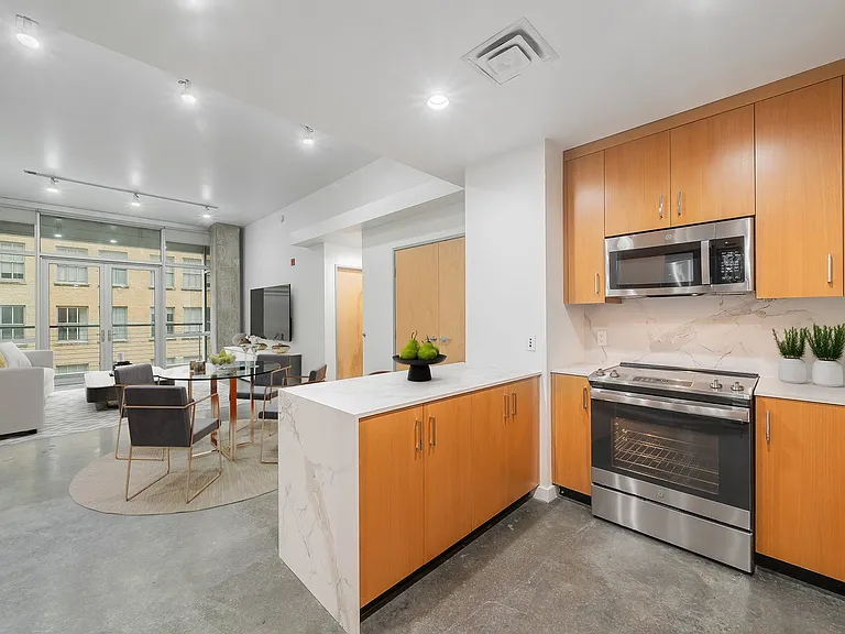 Main 3 Downtown — Photo 20
