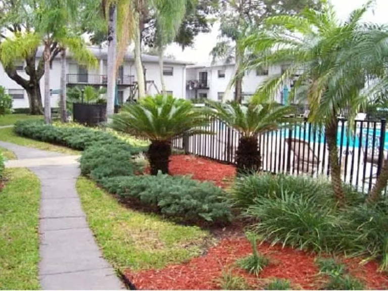 Midship Apartments — Photo 37