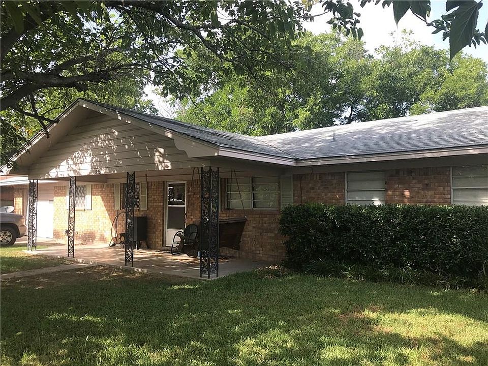 1st image of 933 N Pecan St