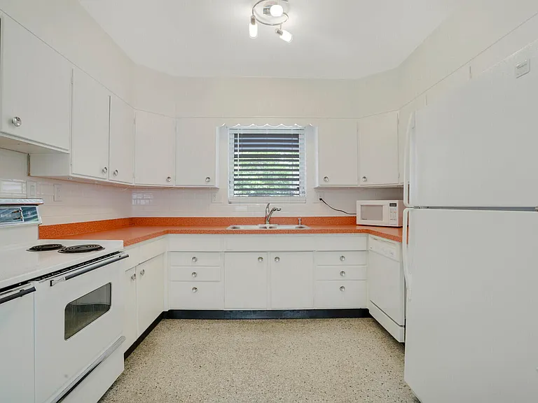 3410 Poinsettia Ave — Photo 30