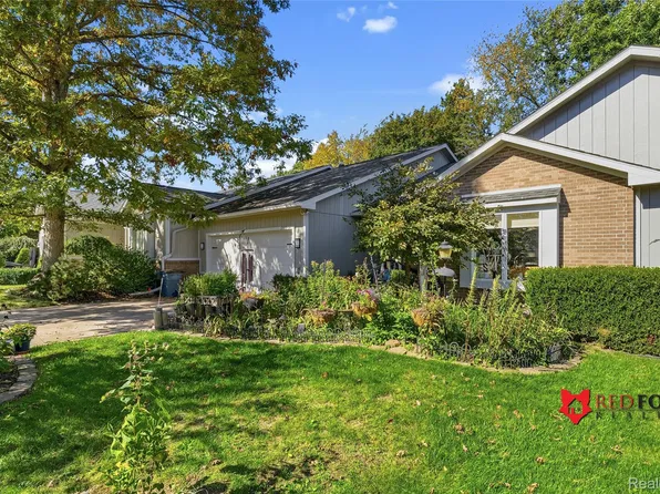 5553 Hickory Cir, Flushing, MI 48433