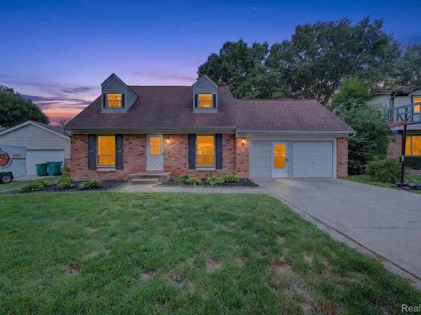 891 Devonshire Blvd, Brighton, MI 48116