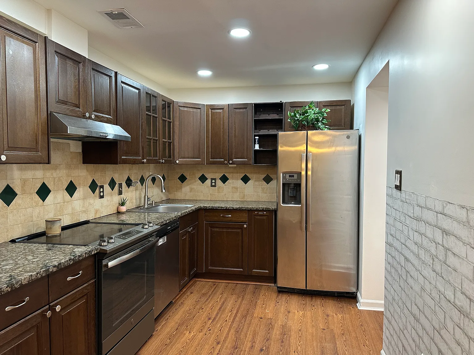 3 bed, 1.5 bath, 1300 sqft, $2,500 — Photo 4