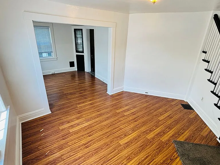 551 Park Pl — Photo 2