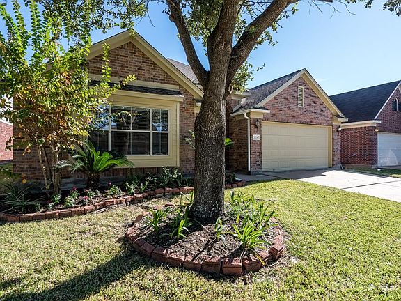 Welcome home to your own slice of paradise in the sought after community of Oak Ridge Place.