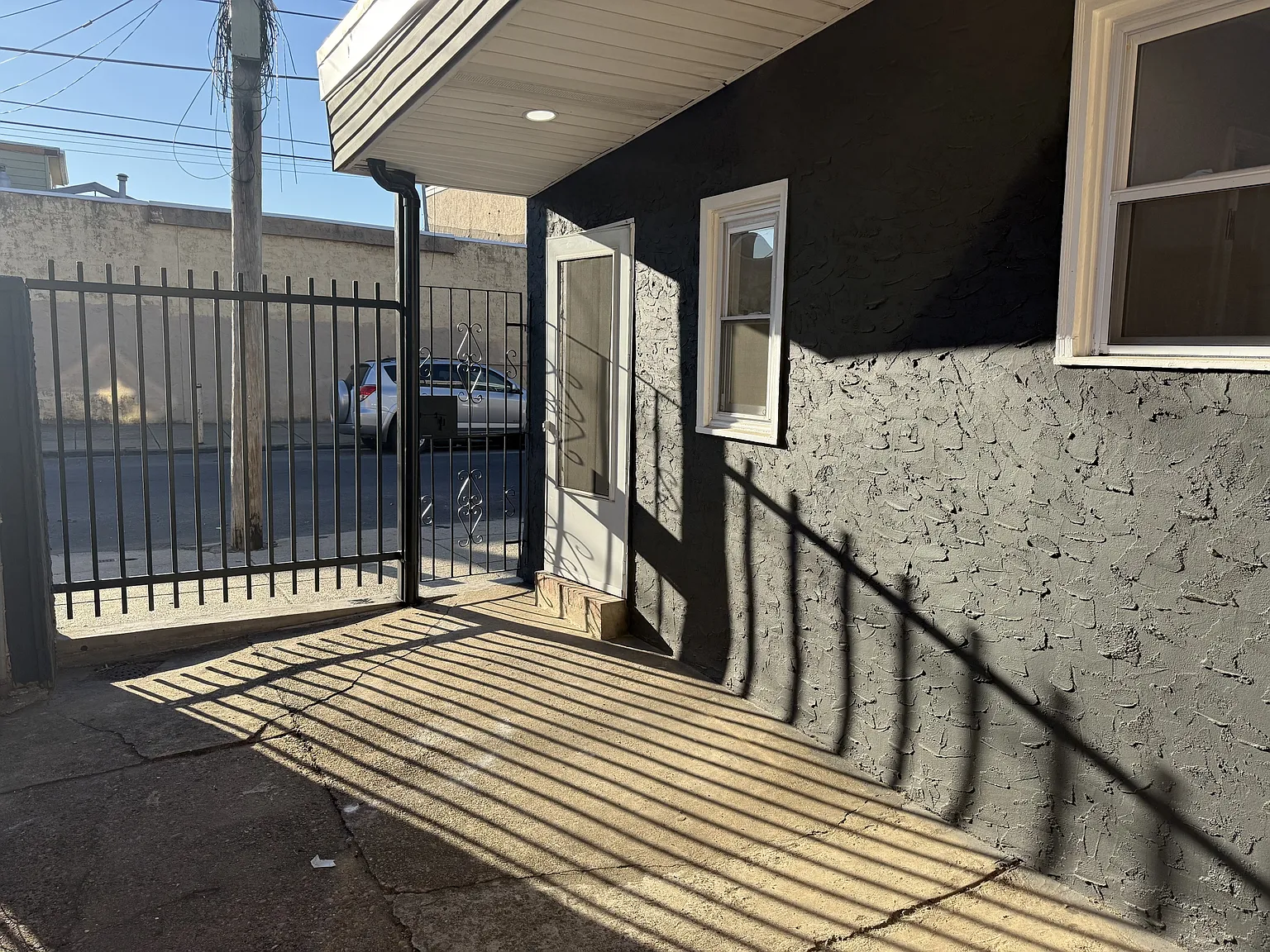 2537 E Auburn St — Photo 2
