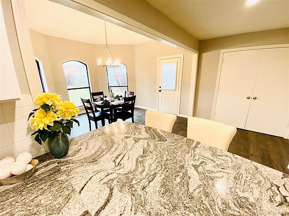 4th image of 401 Oakwood Cir
